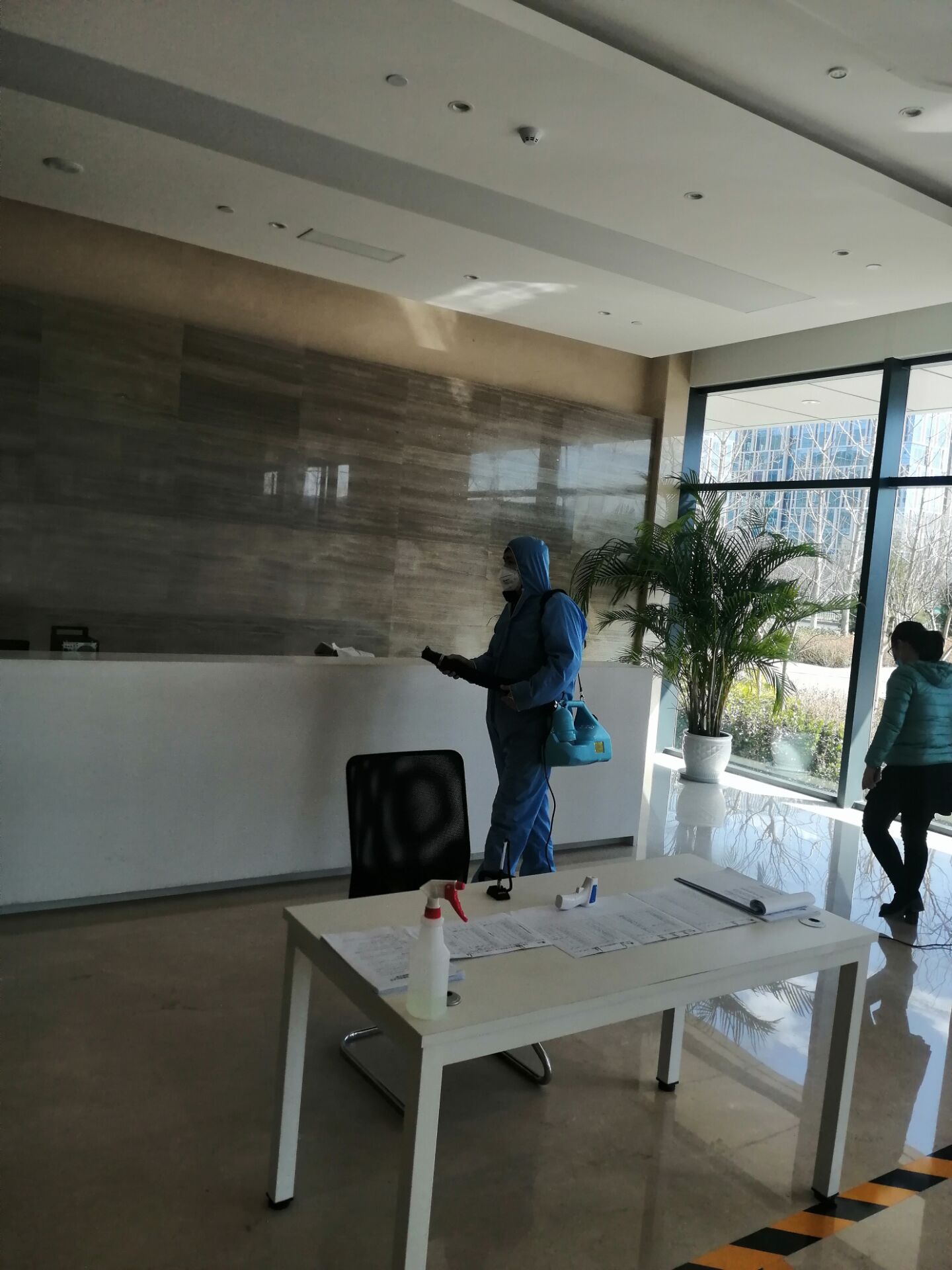 辦公區(qū)消毒公司的價(jià)格貴是因?yàn)槭褂昧藢I(yè)的消毒殺菌設(shè)備